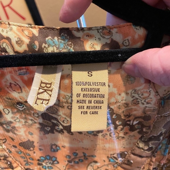 BKE floral chiffon pleated button peasant top - Picture 13 of 13